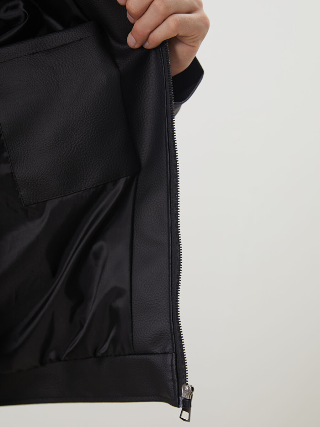 Siyah Standart Kalıp Gömlek Yaka Erkek Deri Görünümlü Ceket-3