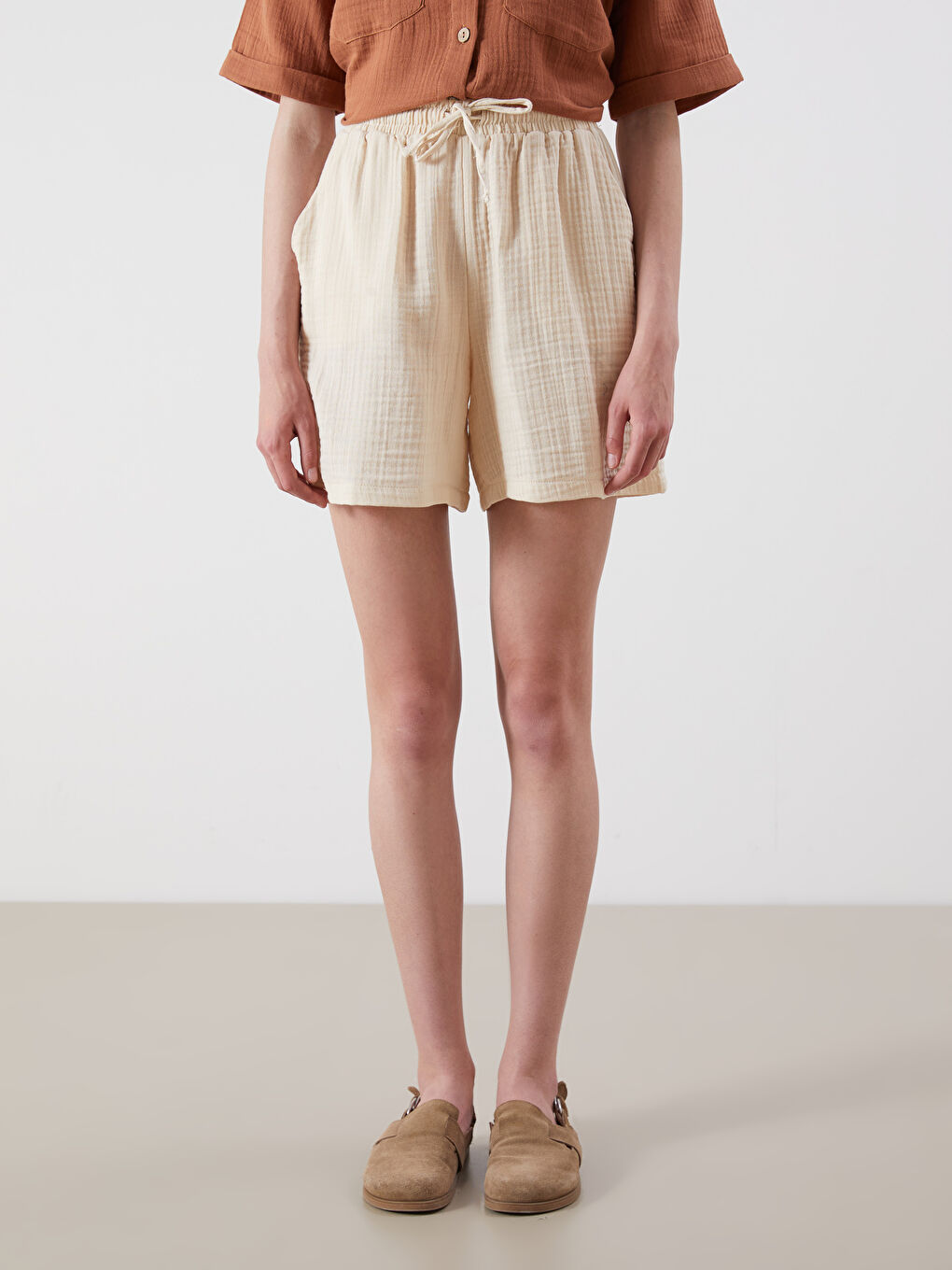 Bej Beli Lastikli Dokulu Müslin Kadın Şort-1