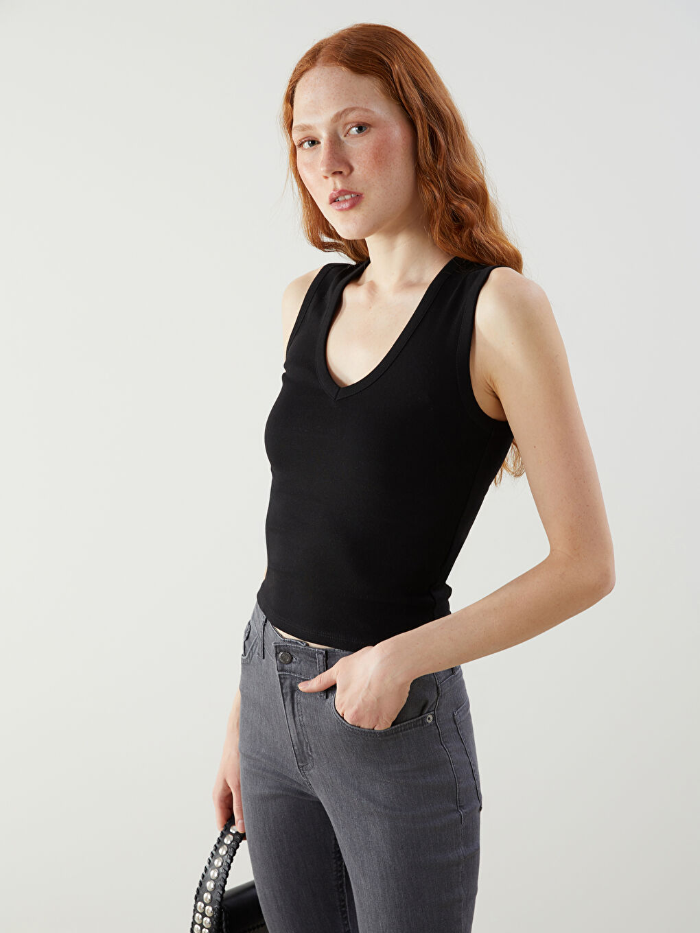 Siyah V Yaka Kadın Atlet