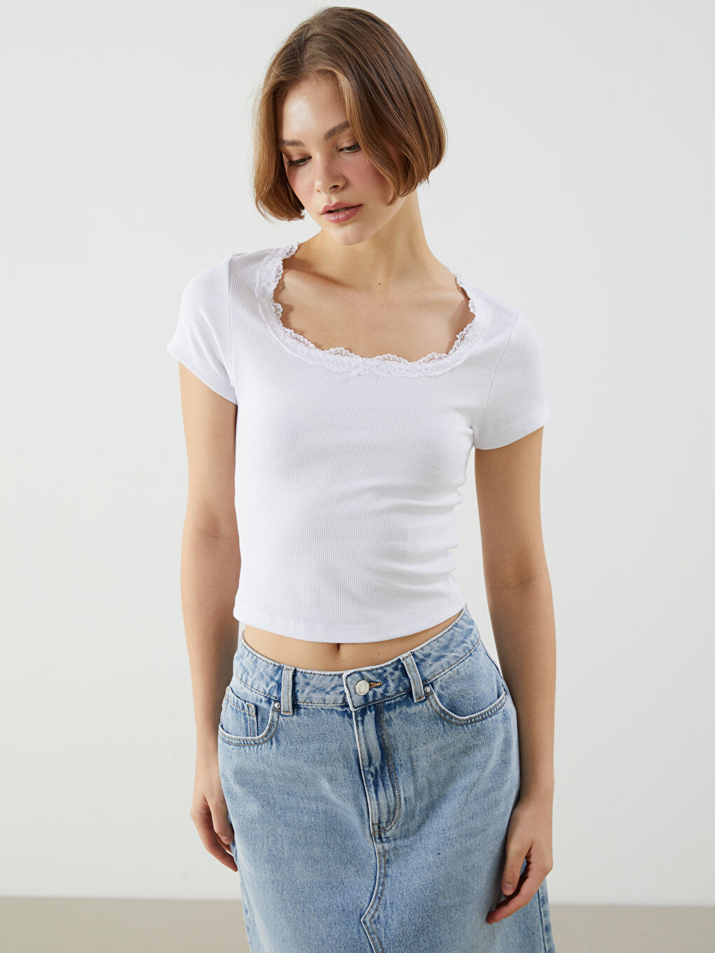 XSIDE Beyaz U Yaka Dantel Detaylı Crop