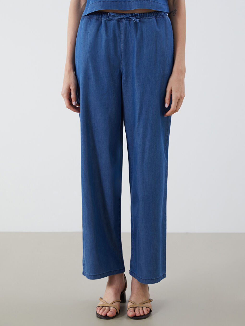 جينز نساء بسروال واسع وخصر مطاطي-1