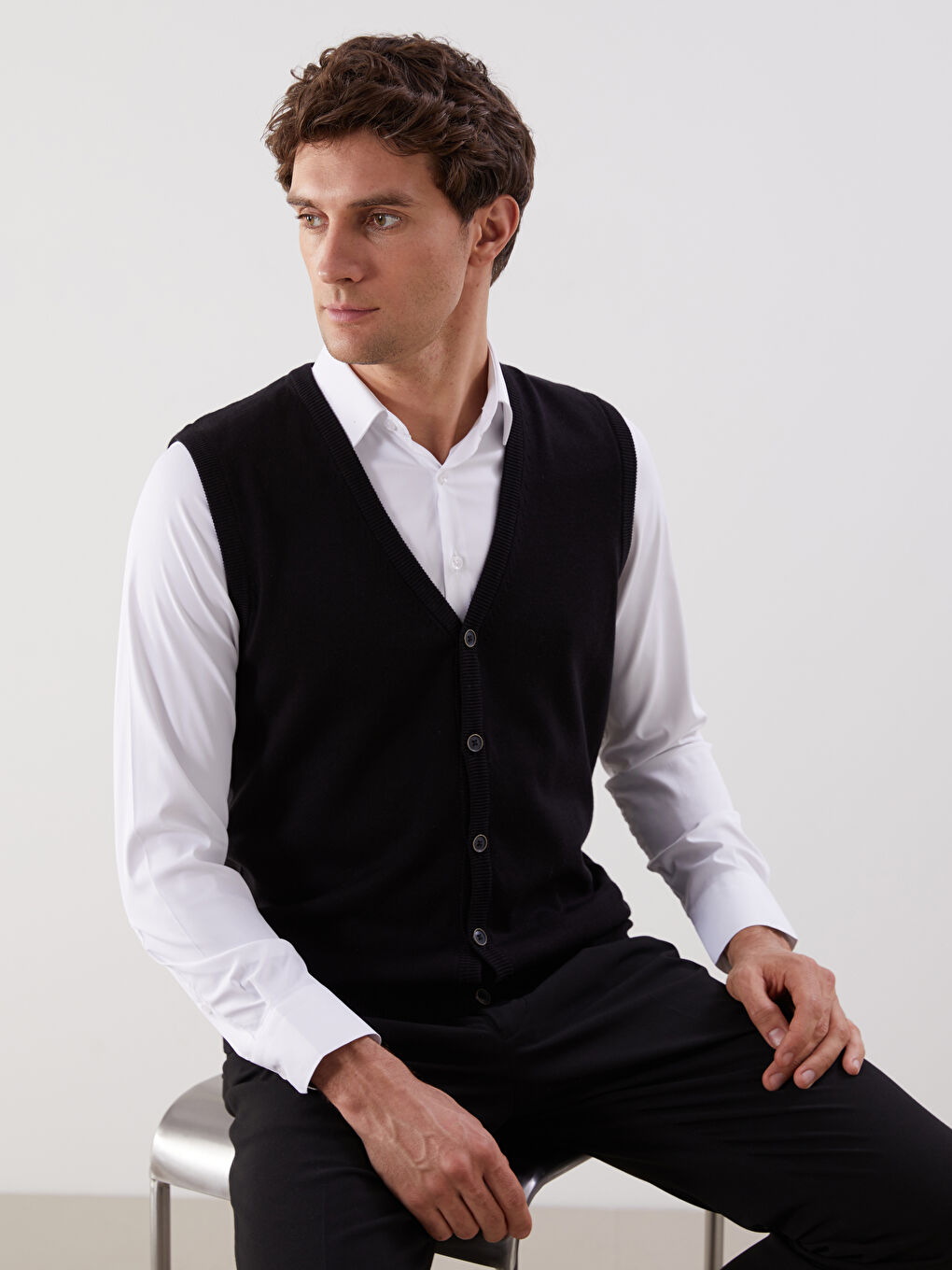 فيست تريكو رجالي بياقة على شكل حرف V وقصة عادية