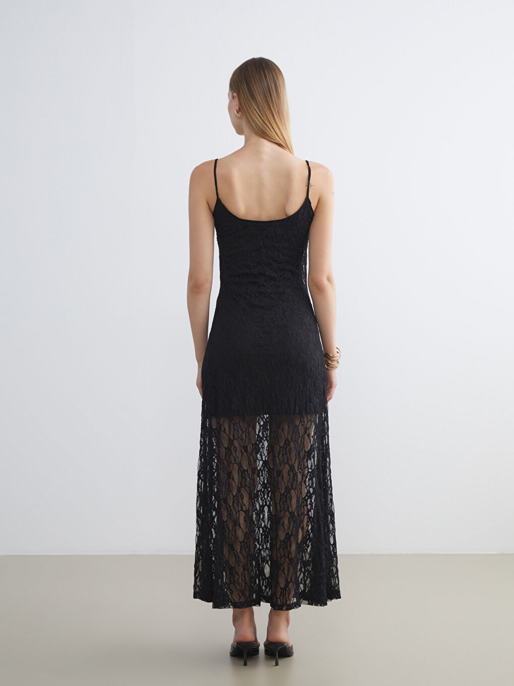 Siyah U Yaka Nakışlı Askılı Brode Elbise-3