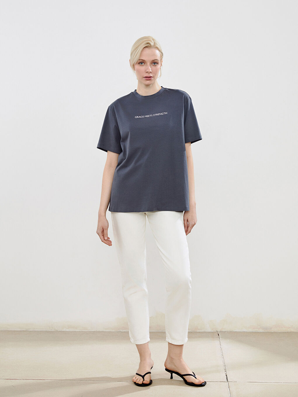 Antrasit Bisiklet Yaka Baskılı Oversize Kadın Tişört-1