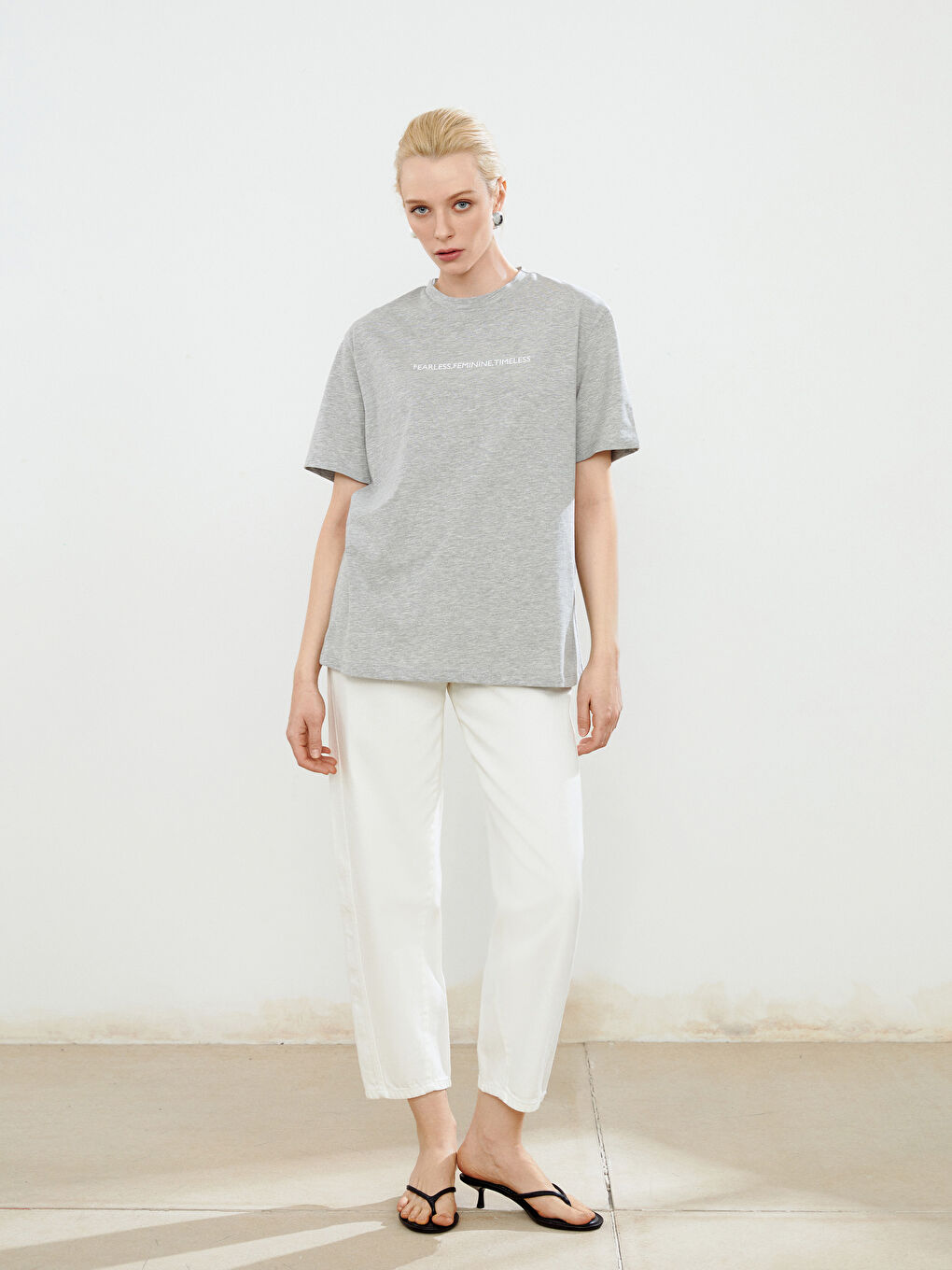 Gri Bisiklet Yaka Baskılı Oversize Kadın Tişört-1