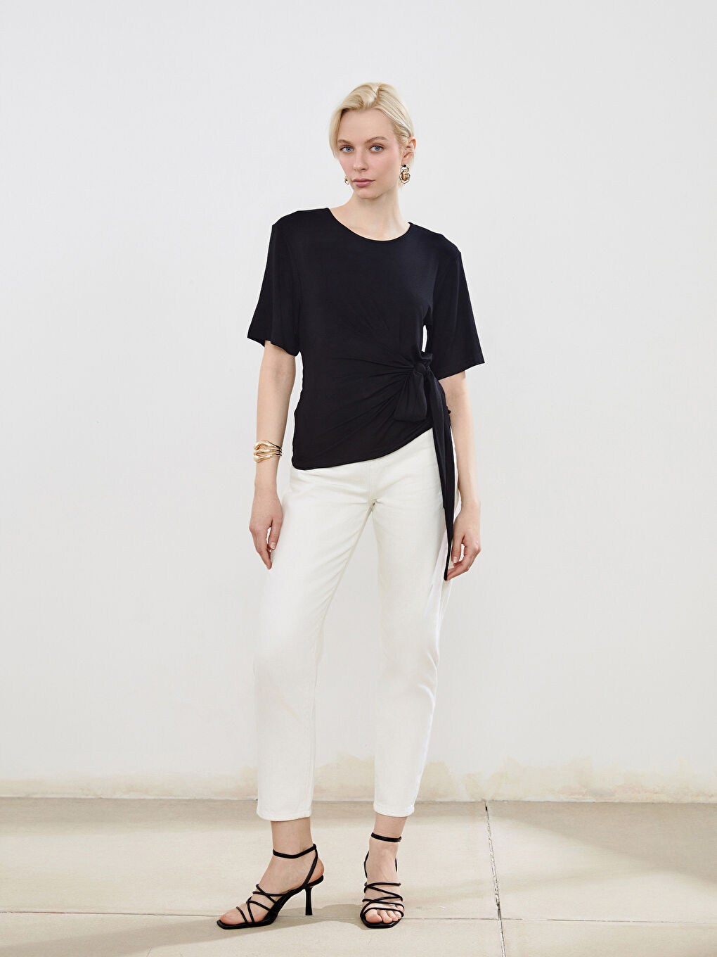 Siyah Bisiklet Yaka Büzgülü Kadın Tişört-1