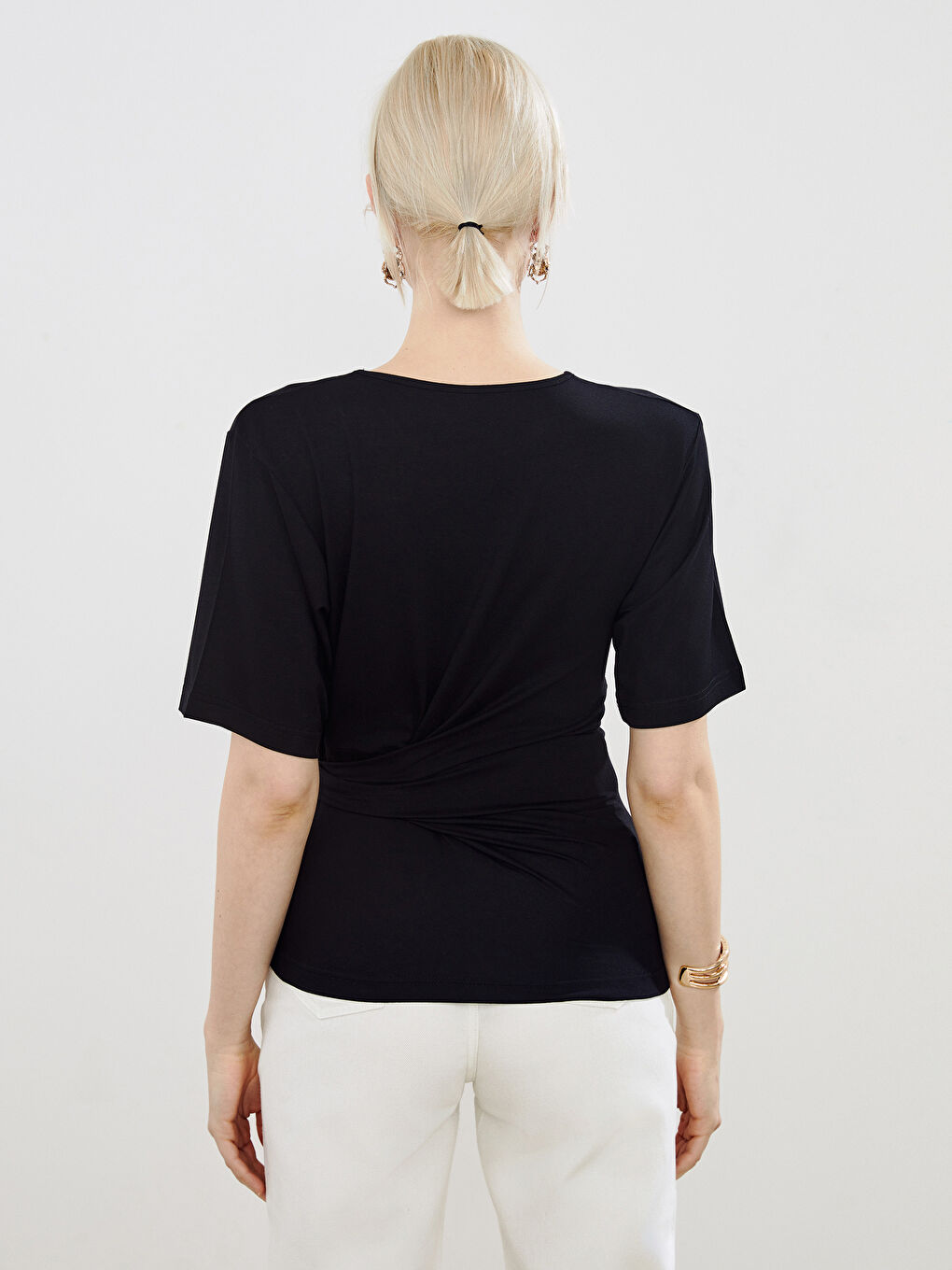 Siyah Bisiklet Yaka Büzgülü Kadın Tişört-3