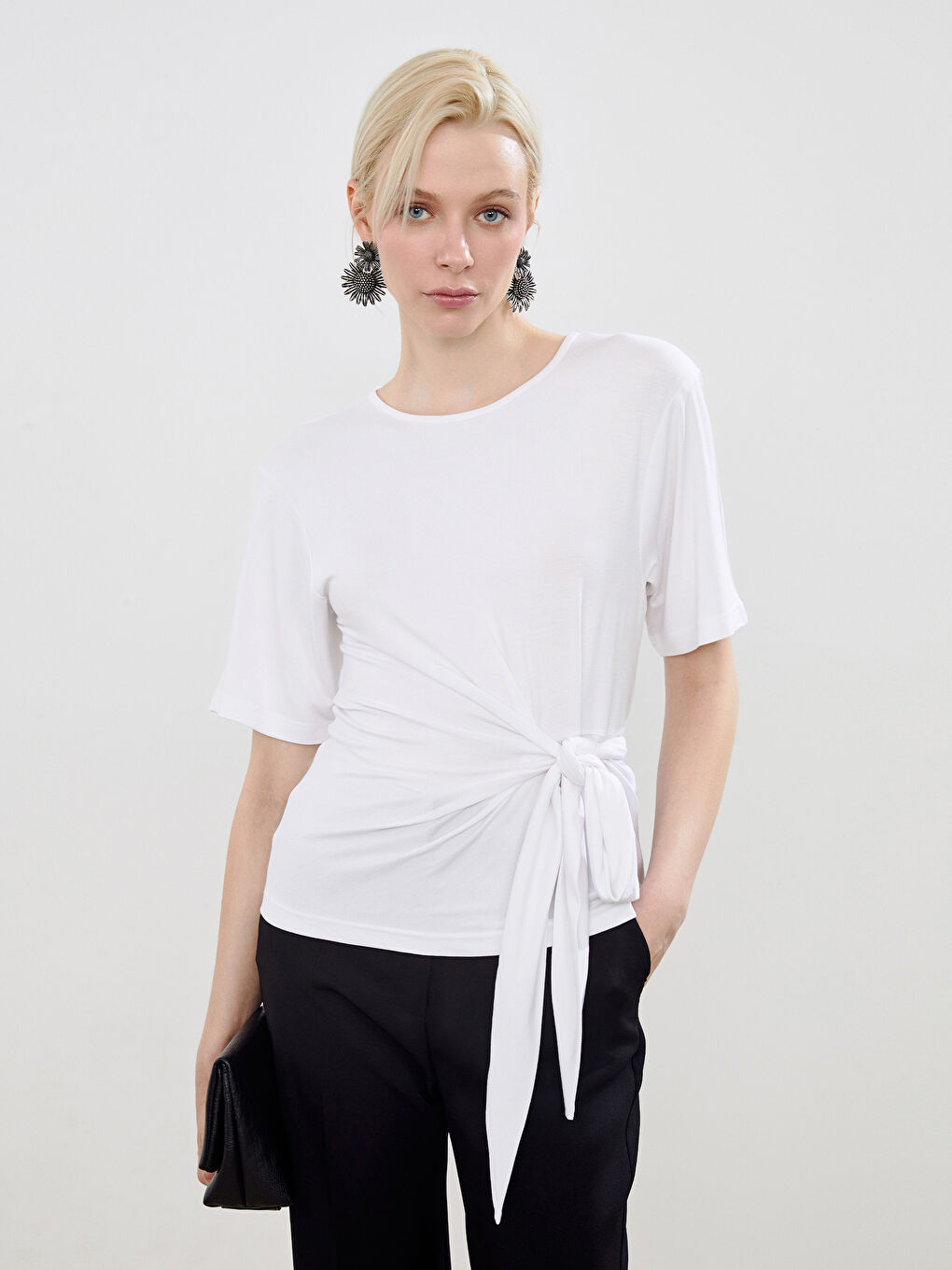 Beyaz Bisiklet Yaka Büzgülü Kadın Tişört