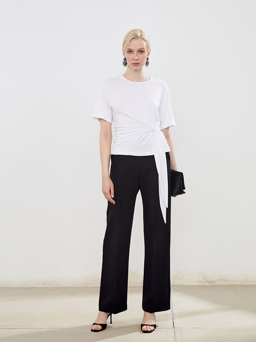 Beyaz Bisiklet Yaka Büzgülü Kadın Tişört-1