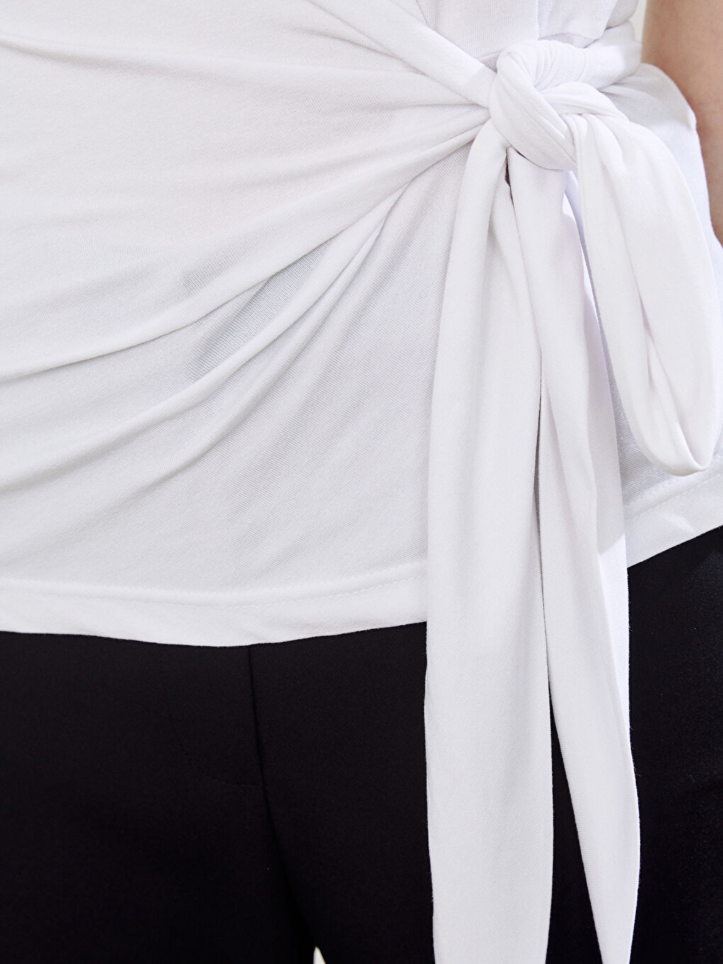 Beyaz Bisiklet Yaka Büzgülü Kadın Tişört-2