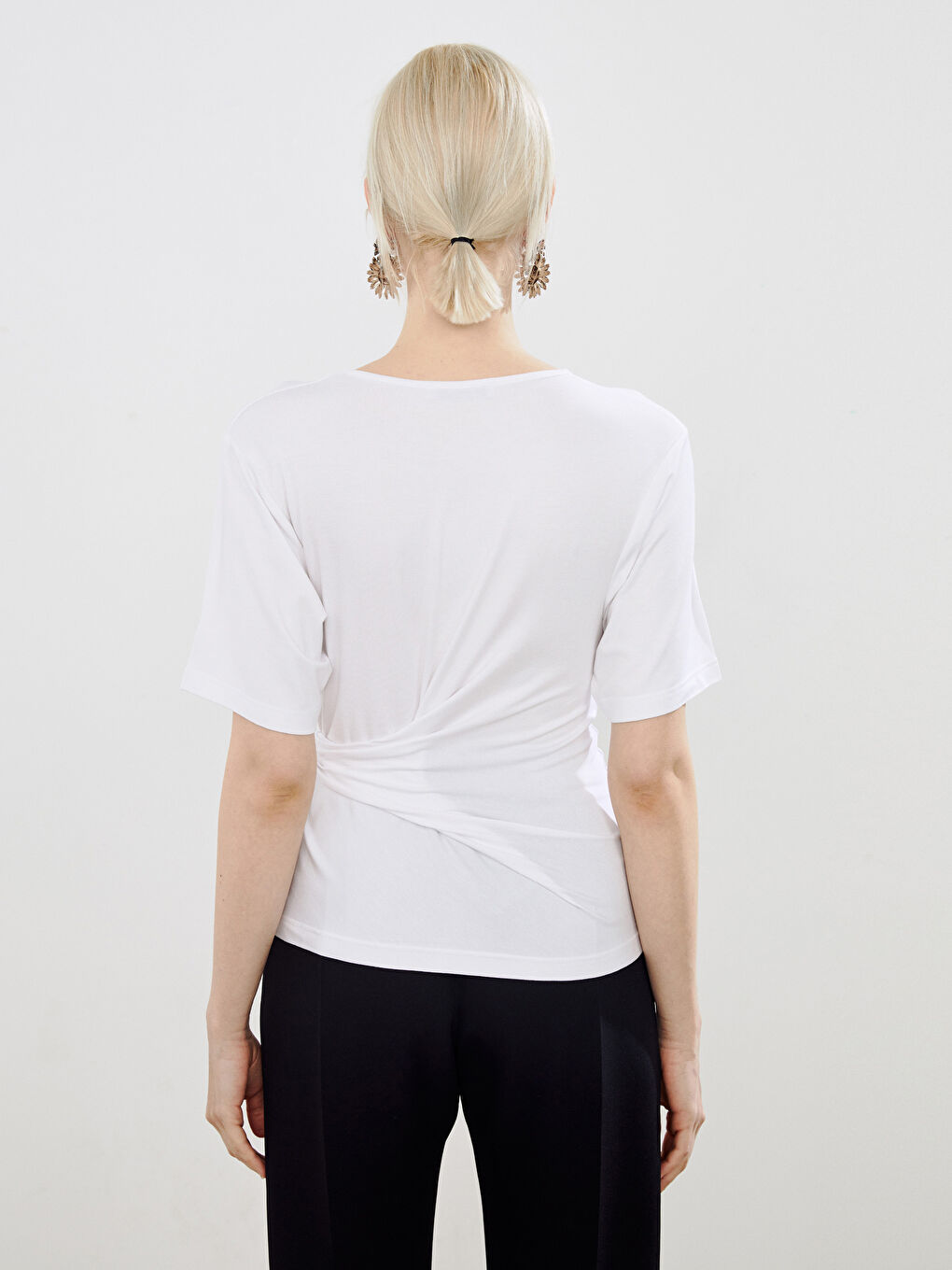 Beyaz Bisiklet Yaka Büzgülü Kadın Tişört-3