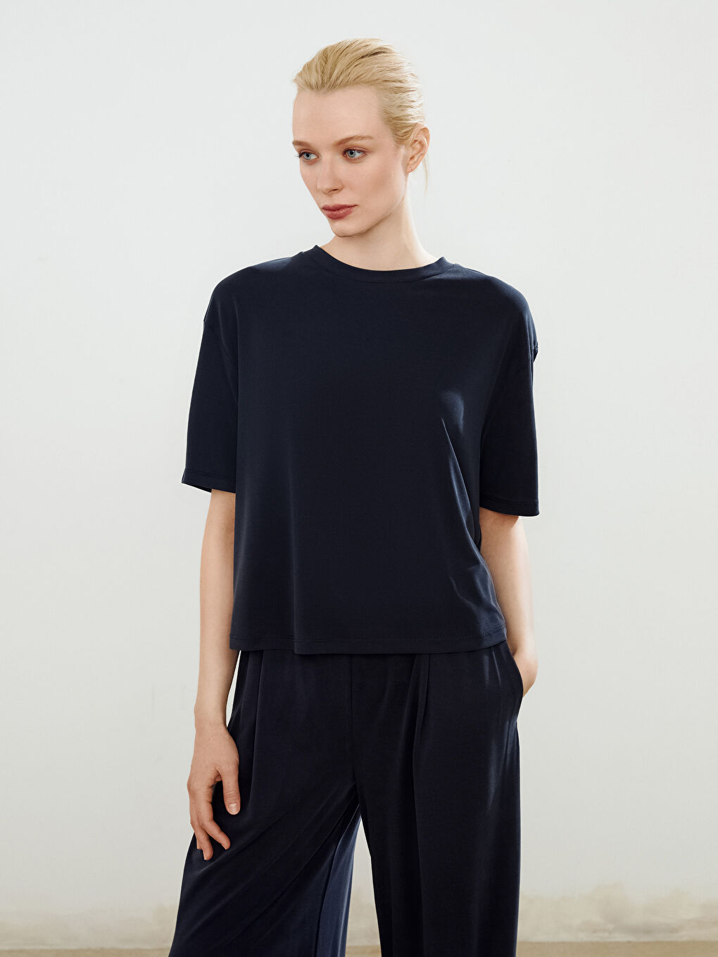 Siyah Bisiklet Yaka Modal Karışımlı Kadın Tişört