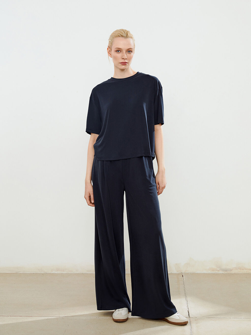 Siyah Bisiklet Yaka Modal Karışımlı Kadın Tişört-1