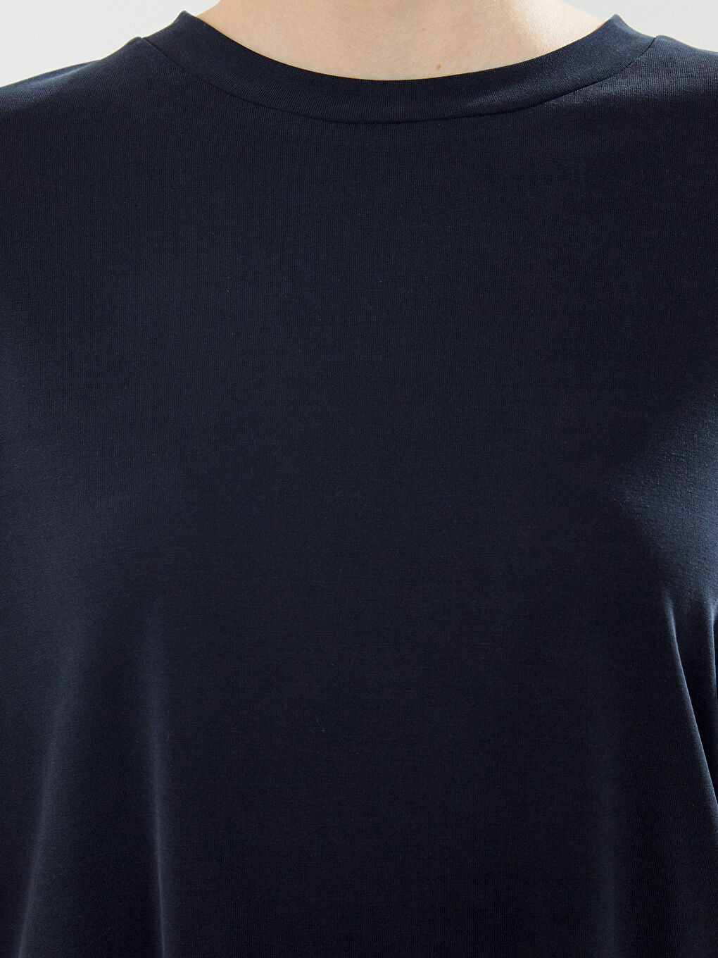 Siyah Bisiklet Yaka Modal Karışımlı Kadın Tişört-2