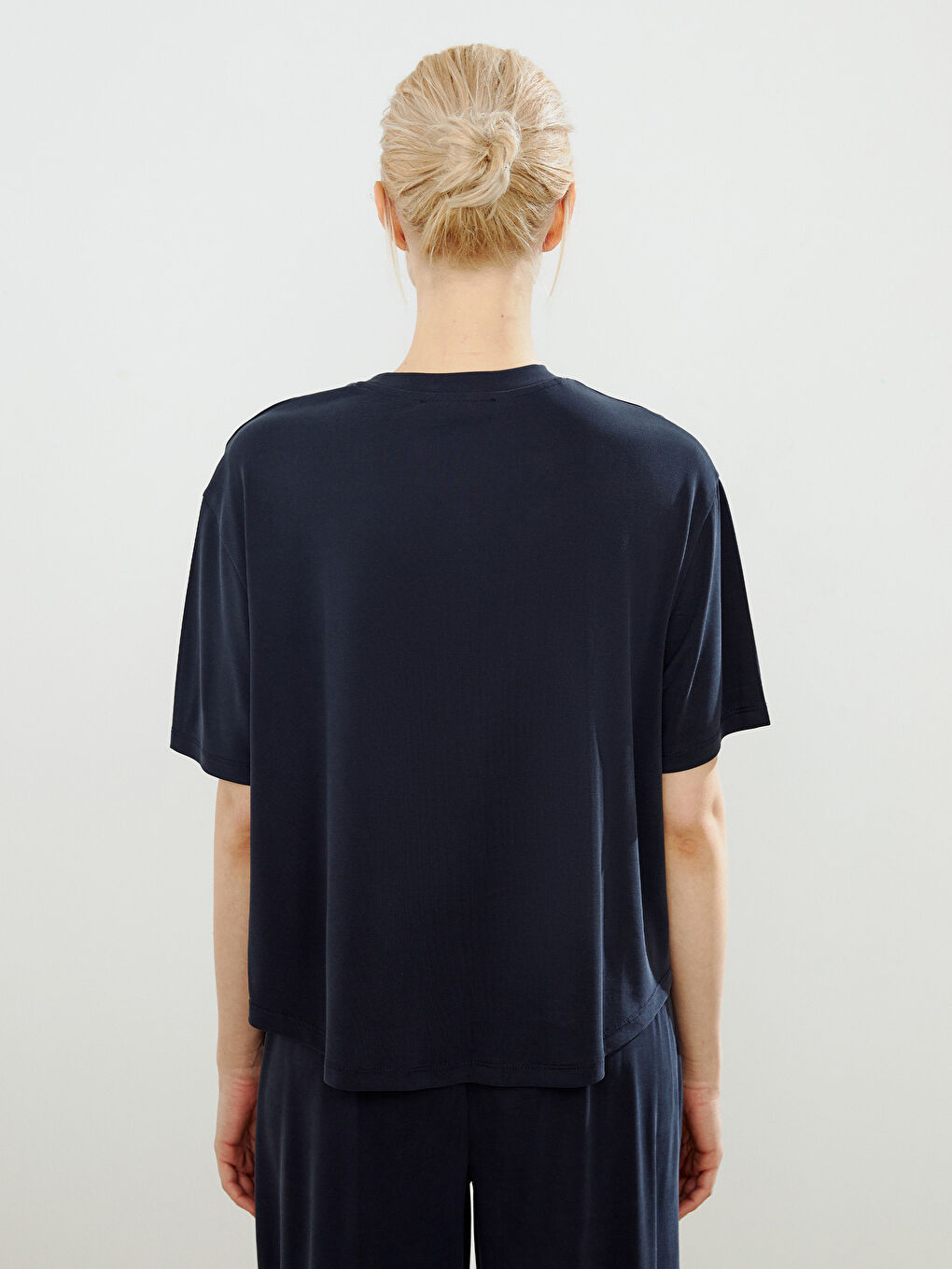 Siyah Bisiklet Yaka Modal Karışımlı Kadın Tişört-3