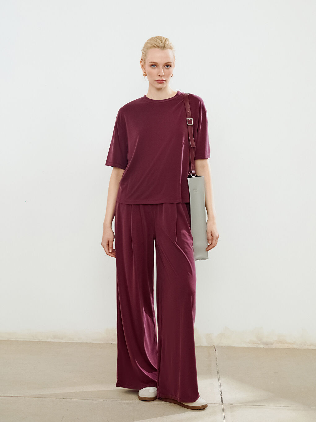 Bordo Bisiklet Yaka Modal Karışımlı Kadın Tişört-1