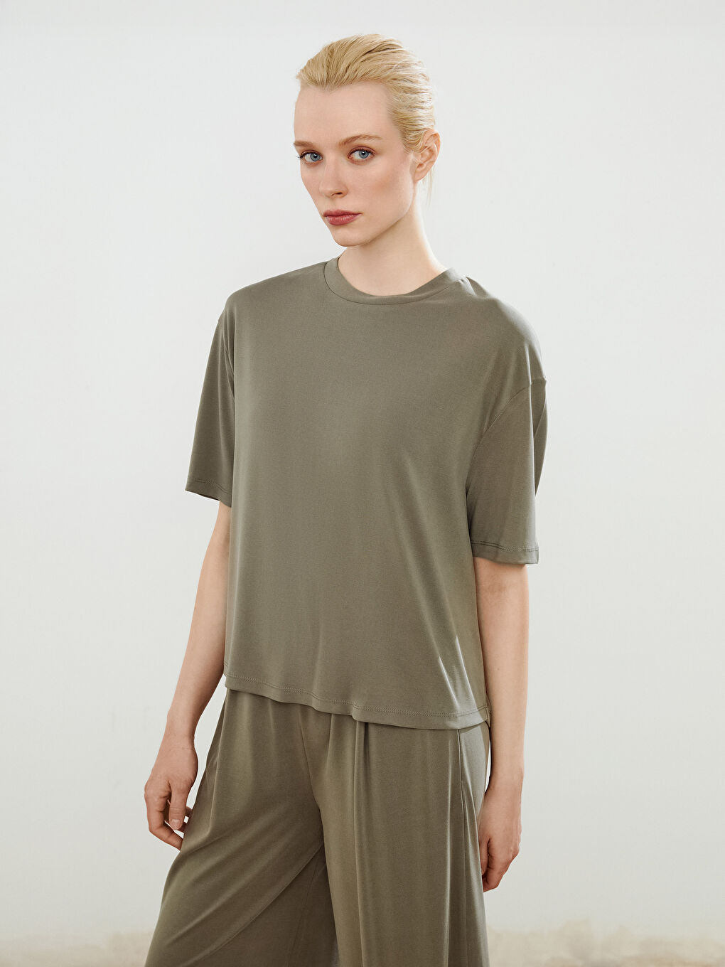 Haki Bisiklet Yaka Modal Karışımlı Kadın Tişört
