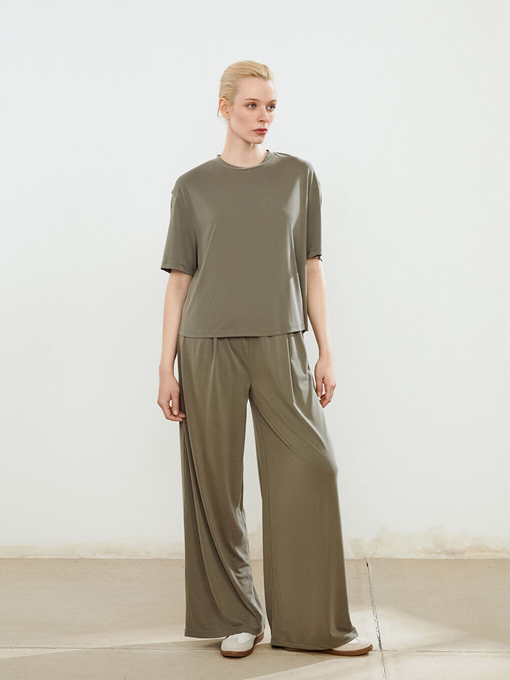 Haki Bisiklet Yaka Modal Karışımlı Kadın Tişört-1