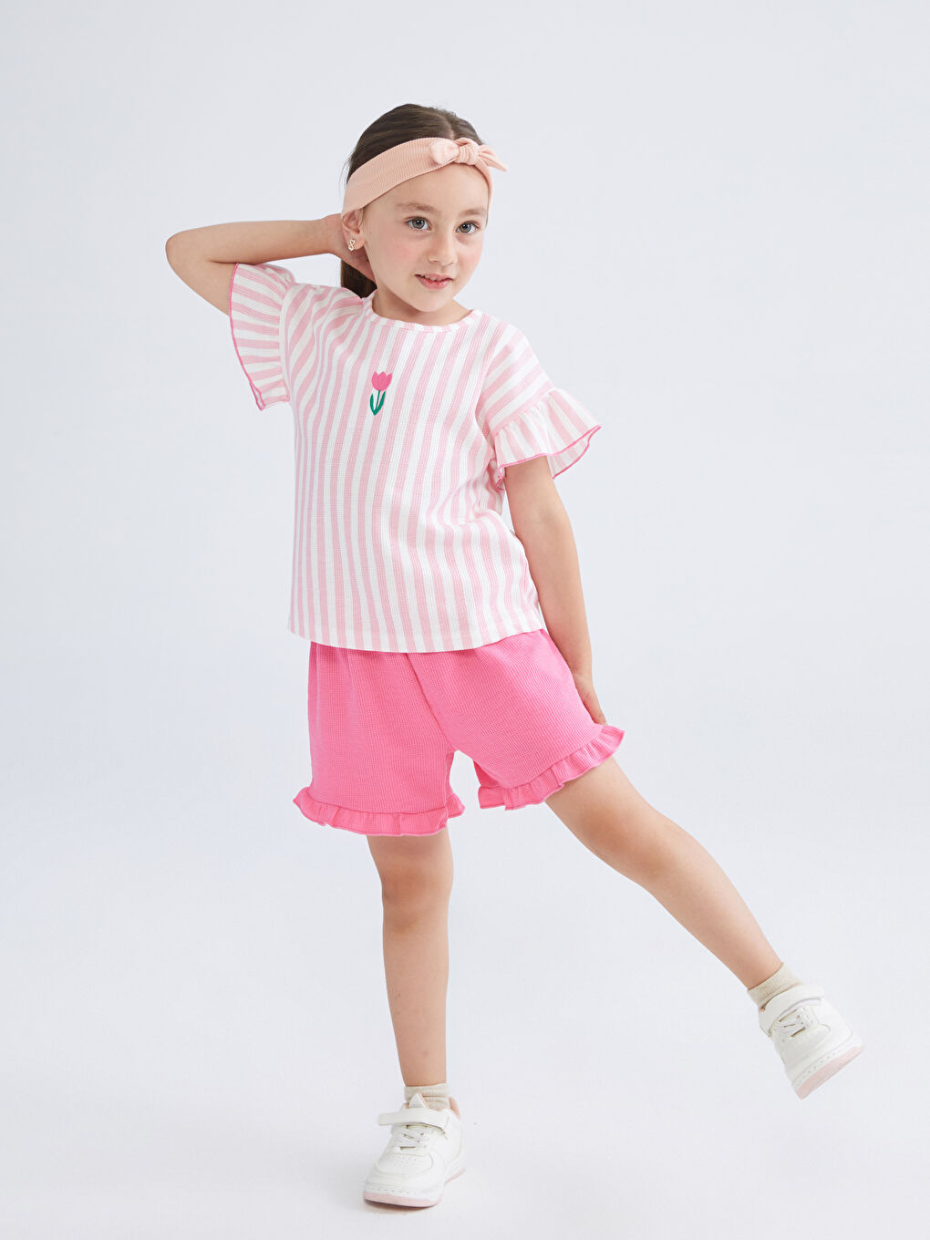 LCW Kids تی‌شه‌رت و شۆرت گوڵدار بۆ کچان ٢ دانە پێکەوە -S5PE72Z1-LHK