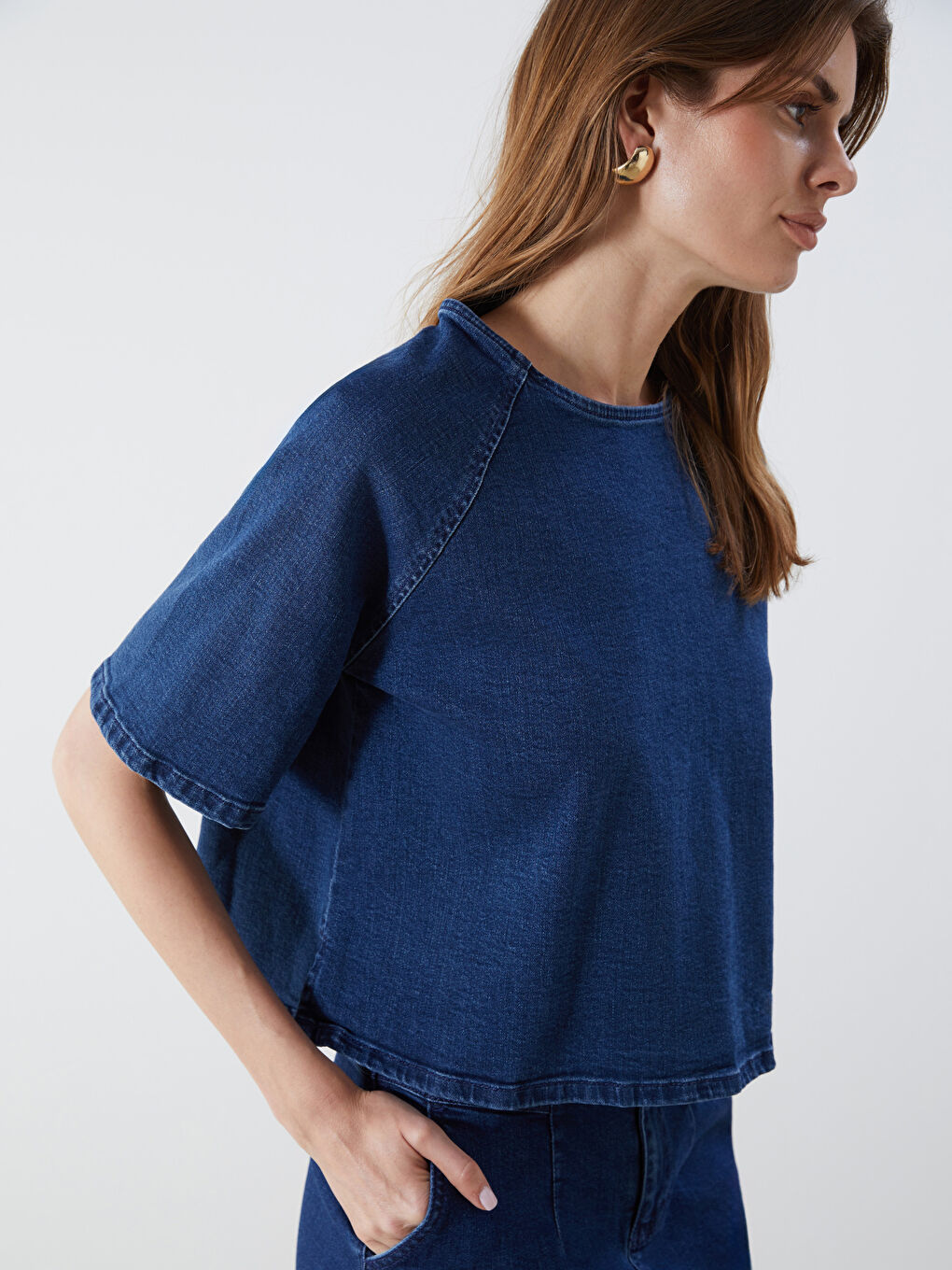 بلوزة جينز بياقة دائرية