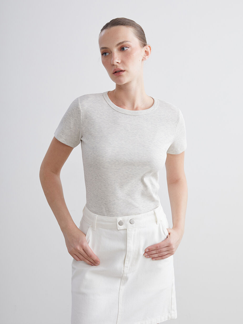 Beyaz Bisiklet Yaka Dokulu Kadın Tişört