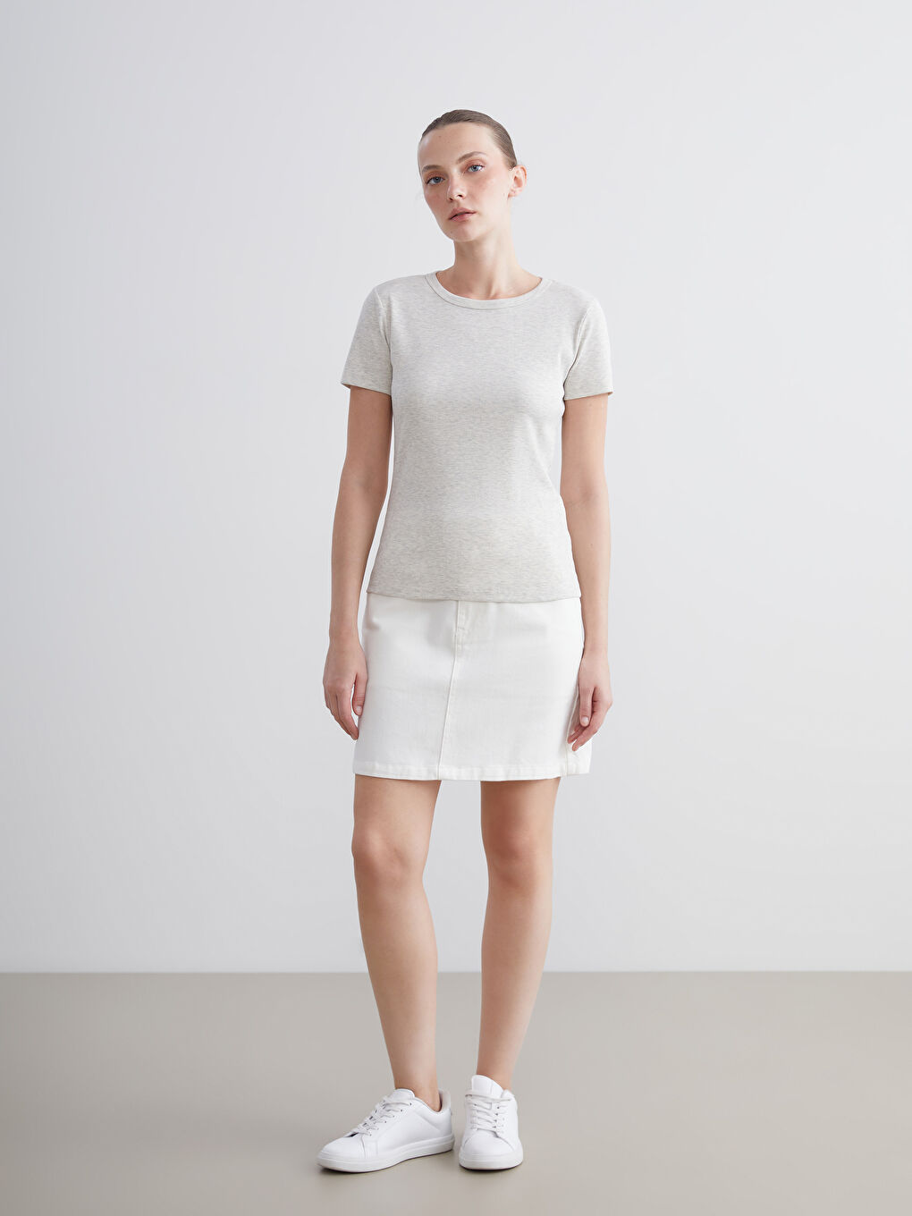 Beyaz Bisiklet Yaka Dokulu Kadın Tişört-1