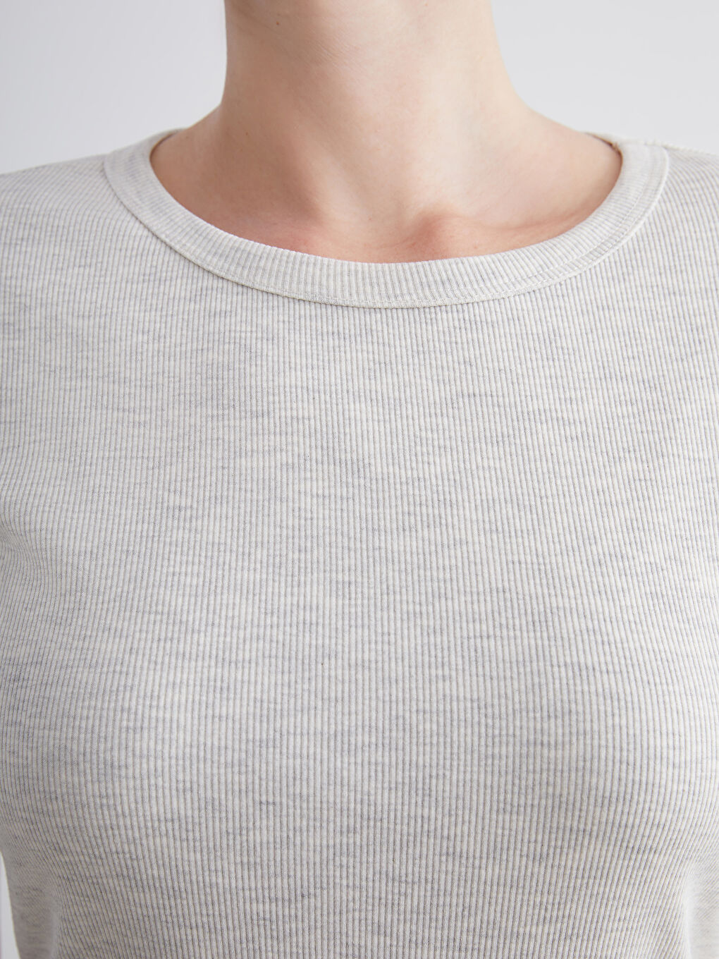 Beyaz Bisiklet Yaka Dokulu Kadın Tişört-2