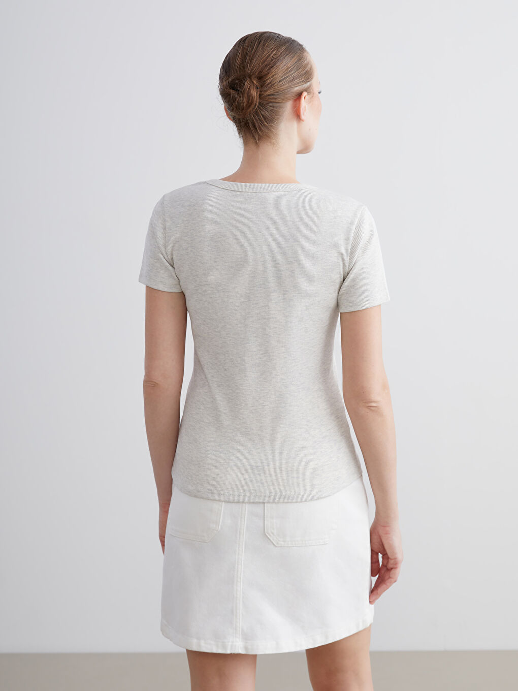 Beyaz Bisiklet Yaka Dokulu Kadın Tişört-3