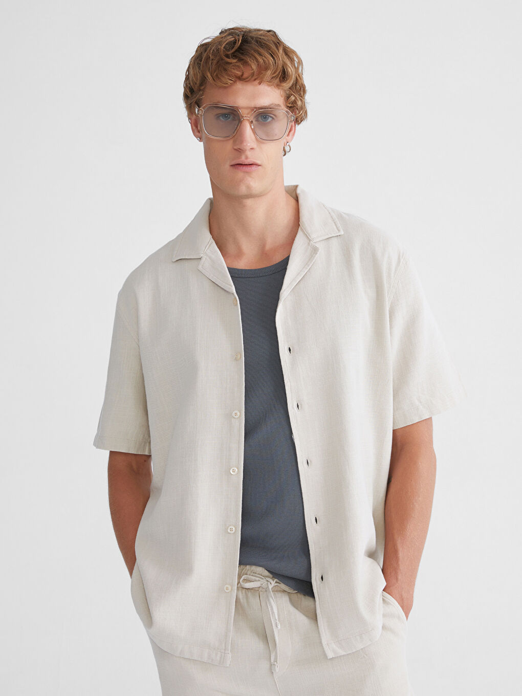 قميص للرجال بقصة مريحة وياقة ريزورت وأكمام قصيرة