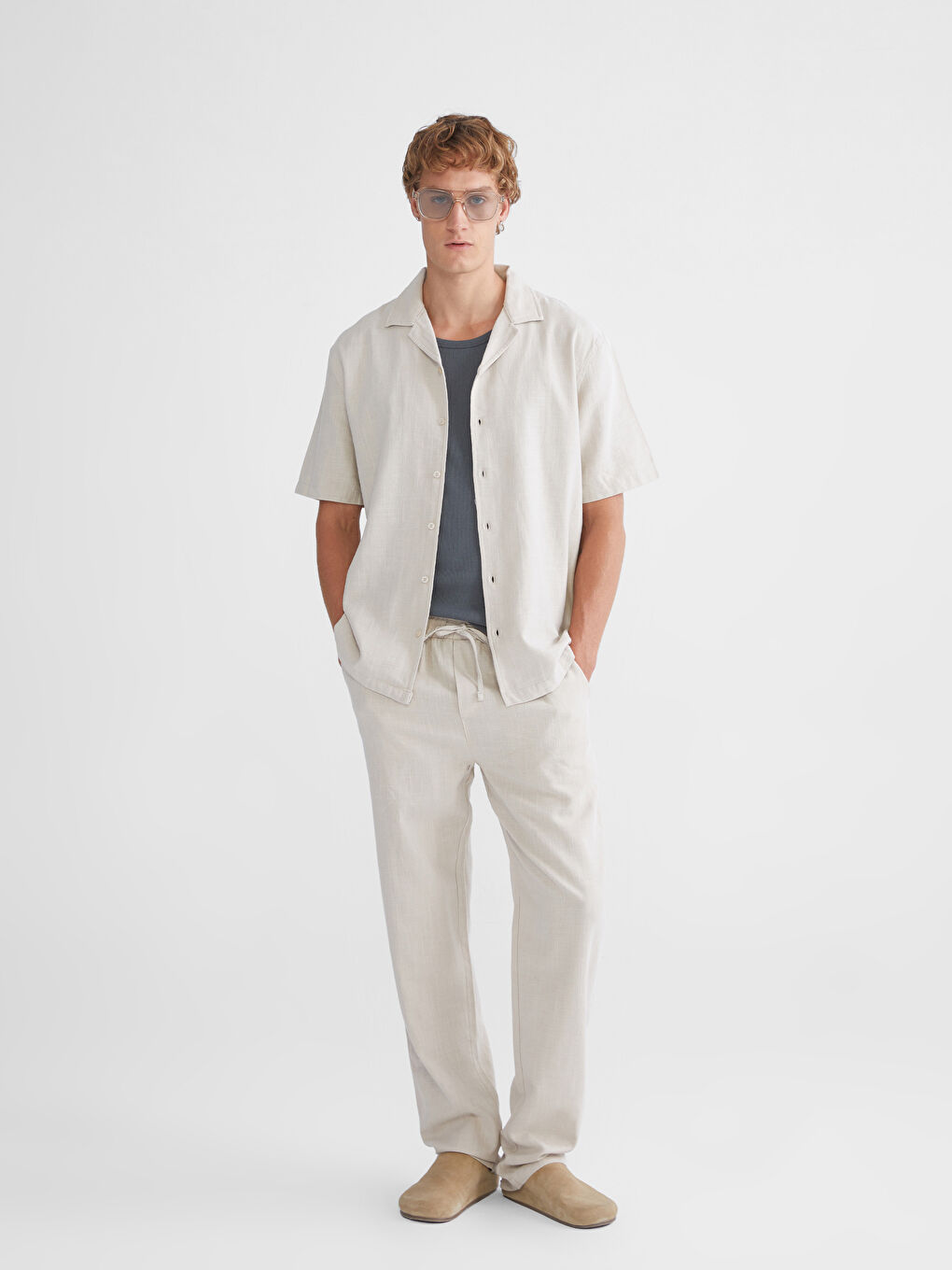 قميص للرجال بقصة مريحة وياقة ريزورت وأكمام قصيرة-2