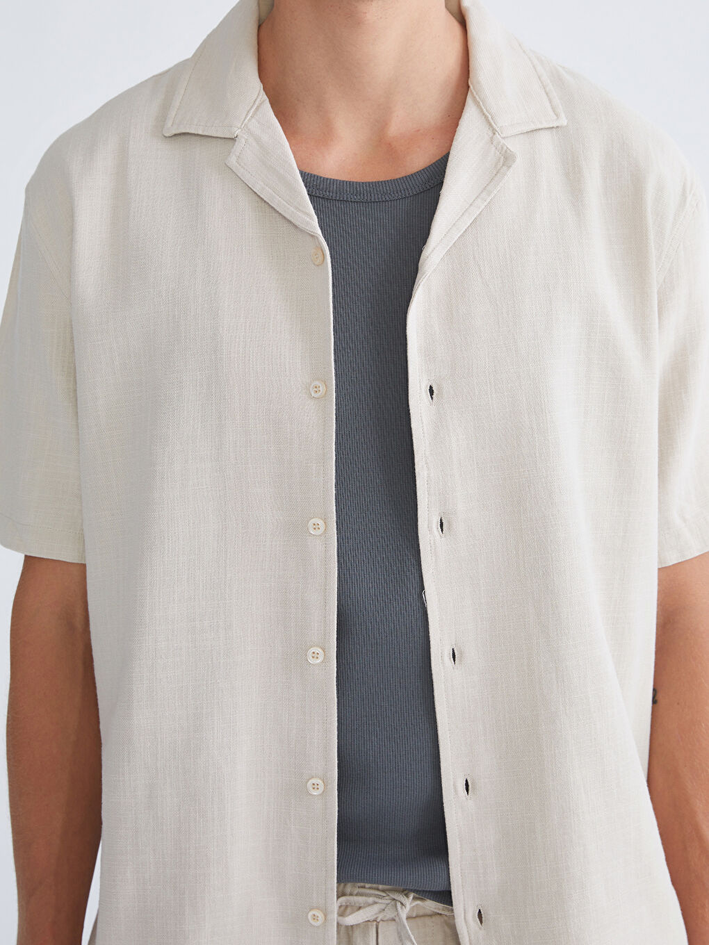 قميص للرجال بقصة مريحة وياقة ريزورت وأكمام قصيرة-4