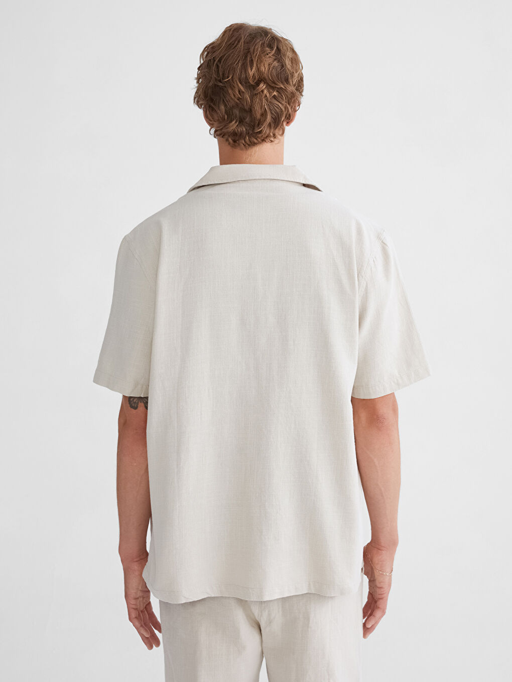 قميص للرجال بقصة مريحة وياقة ريزورت وأكمام قصيرة-6