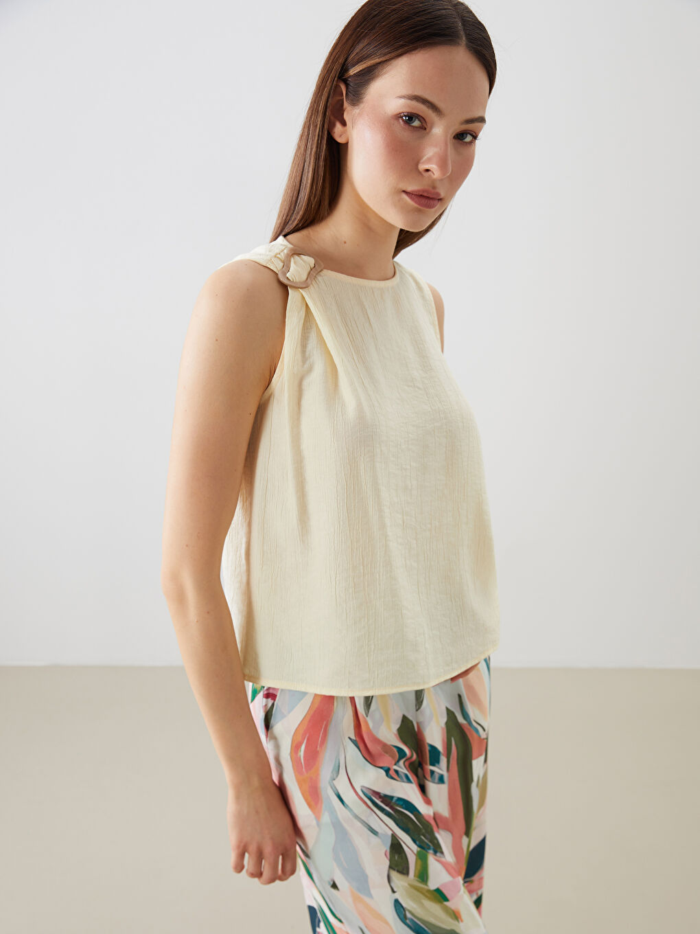 LCWAIKIKI Classic Crew Neck Textured Blouse -S5PG31Z8-ZVF