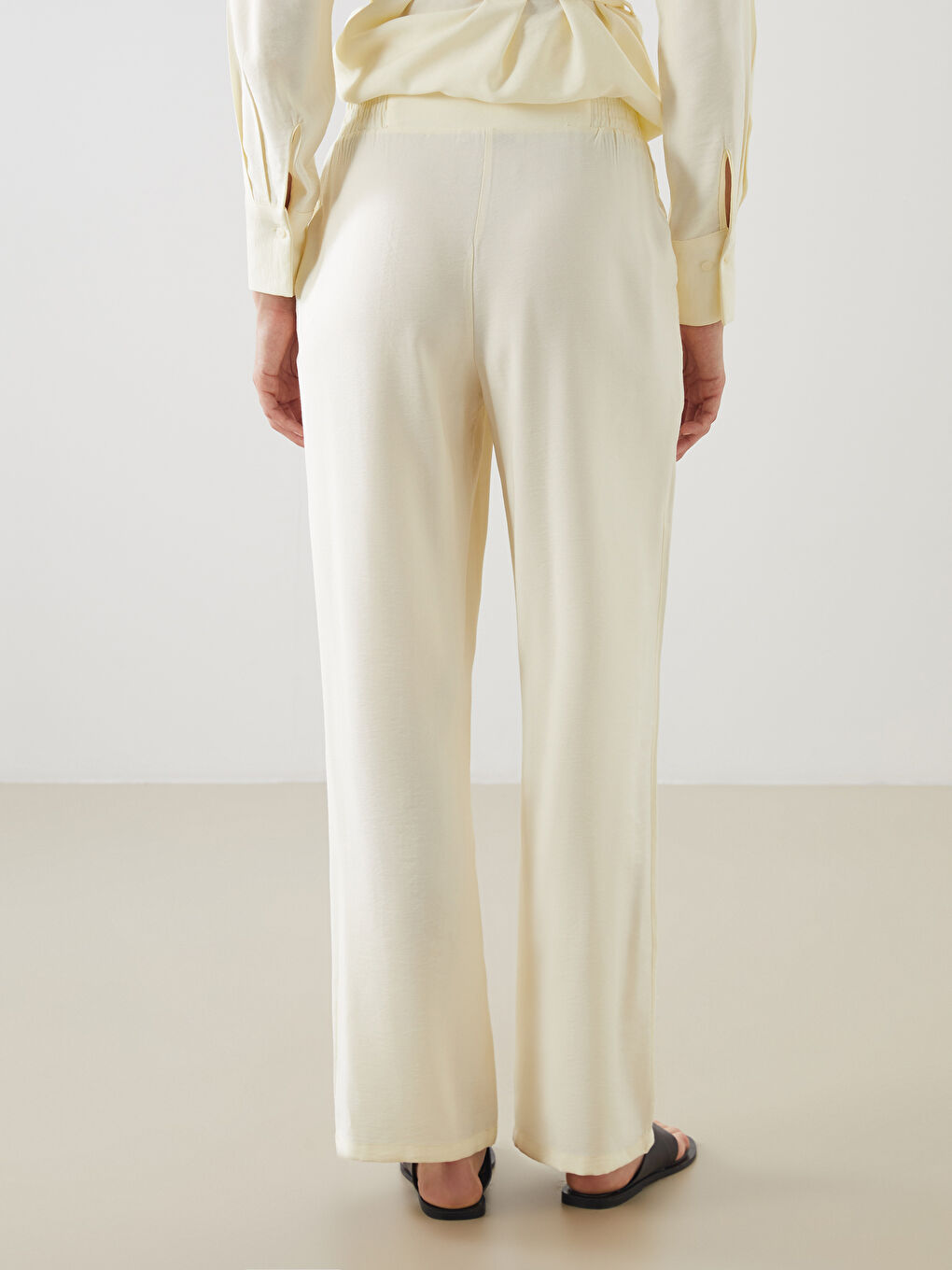 LCWAIKIKI Classic Elasticated Waist Women's Pleated Trousers -S5PG51Z8-S3R