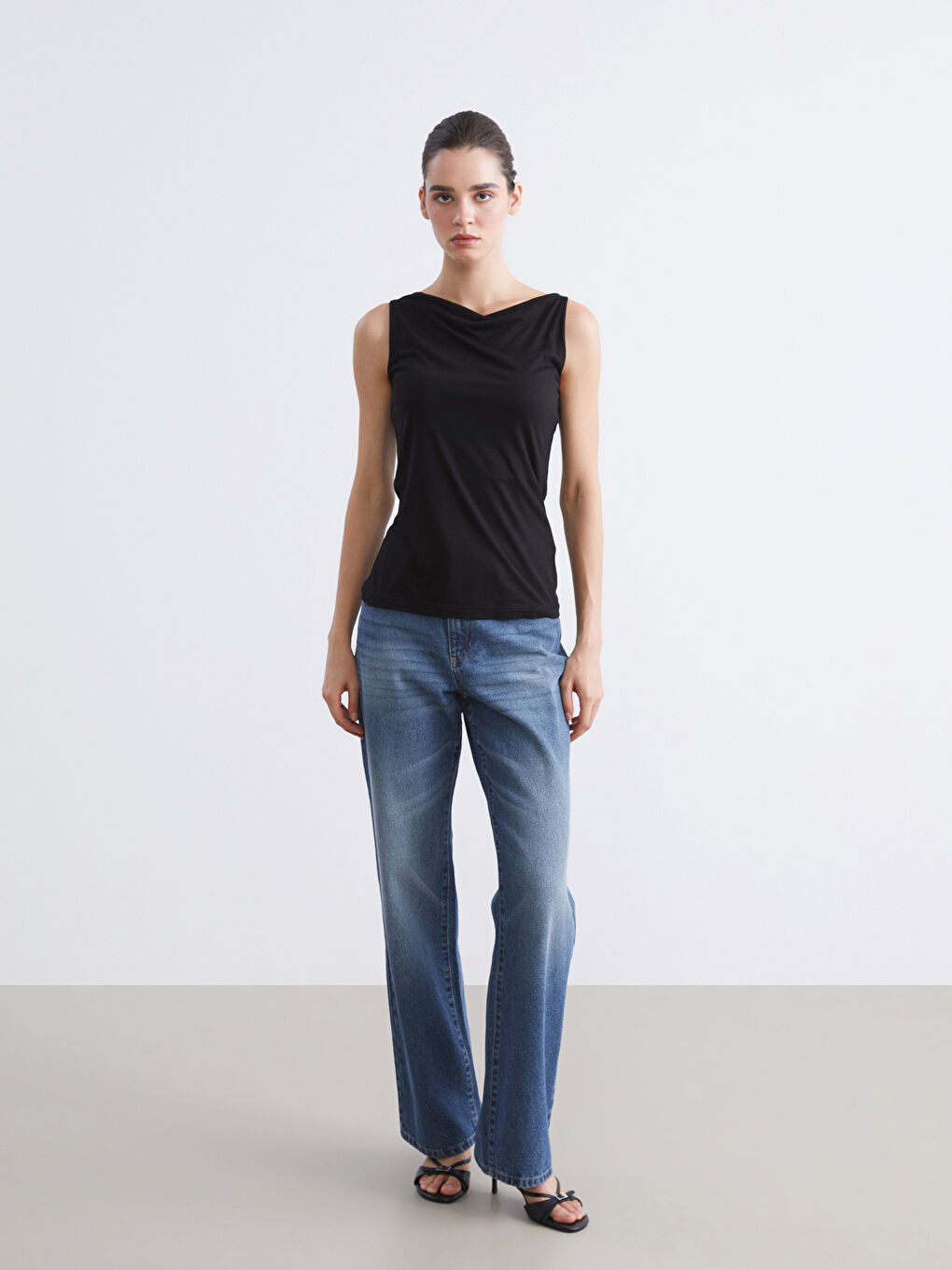 قميص داخلي بدون أكمام عنق مشقوق نساء-1