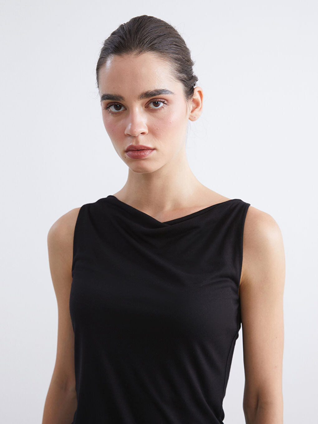 قميص داخلي بدون أكمام عنق مشقوق نساء-2