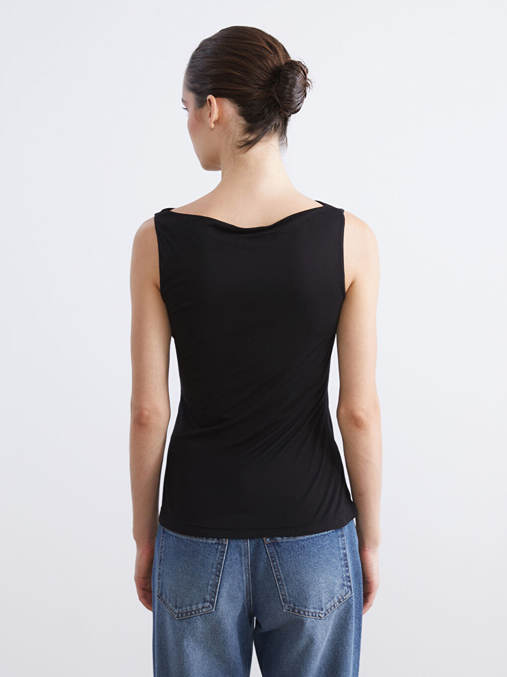 قميص داخلي بدون أكمام عنق مشقوق نساء-3