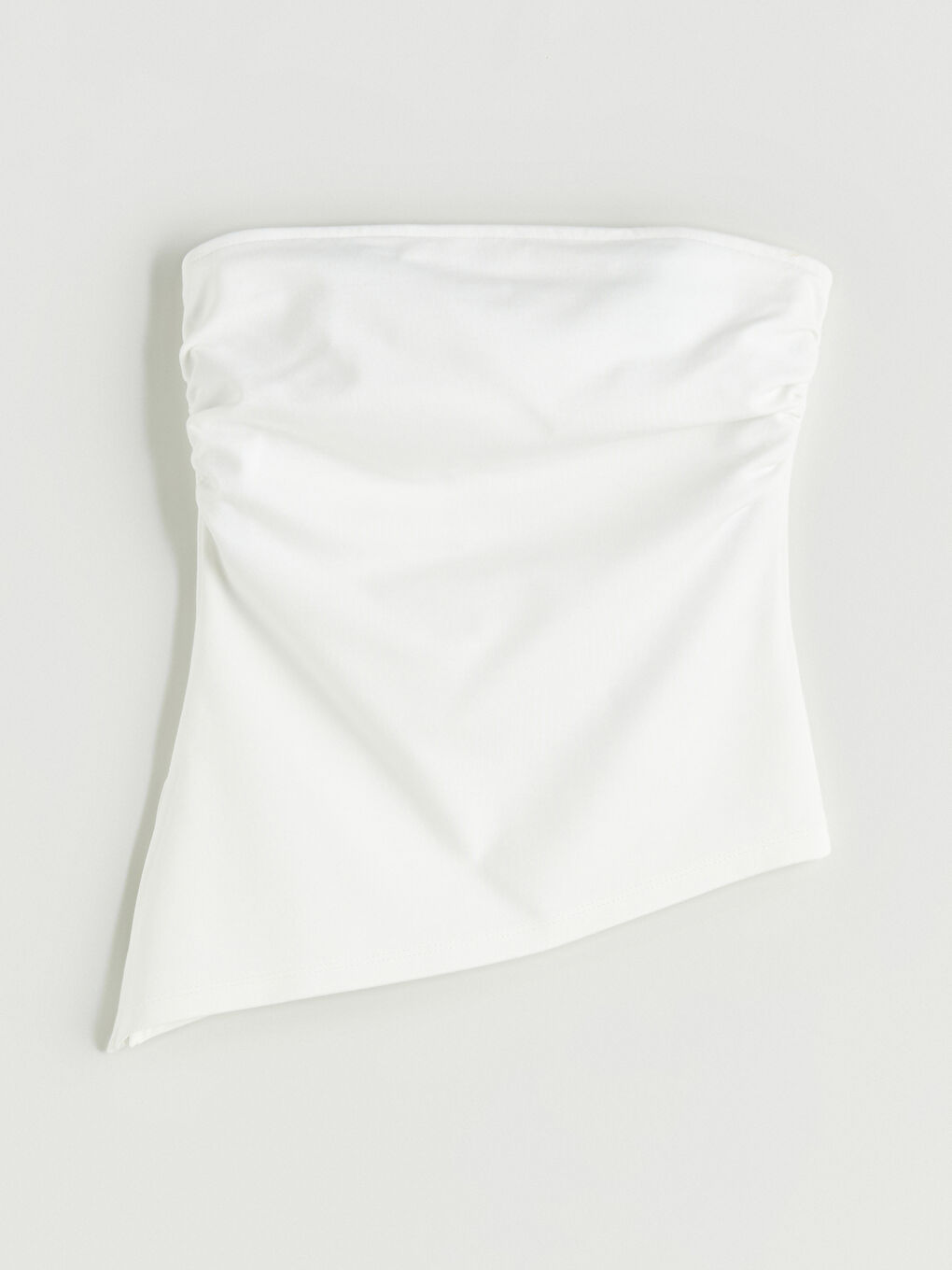 Beyaz Straplez Yaka Büzgülü Crop Bluz-4