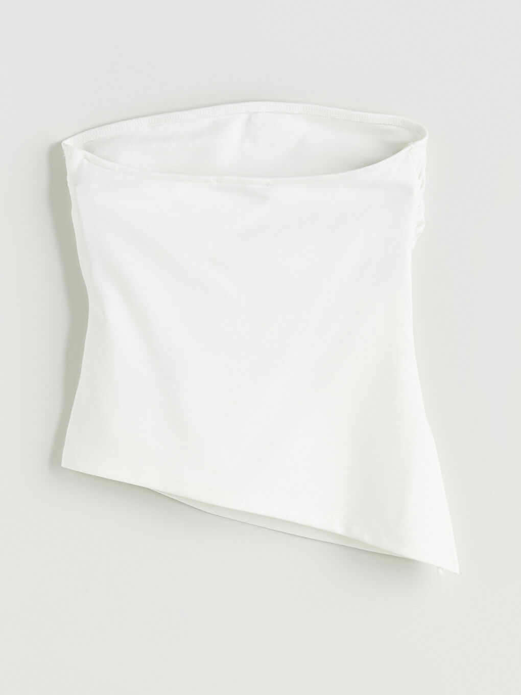 Beyaz Straplez Yaka Büzgülü Crop Bluz-5