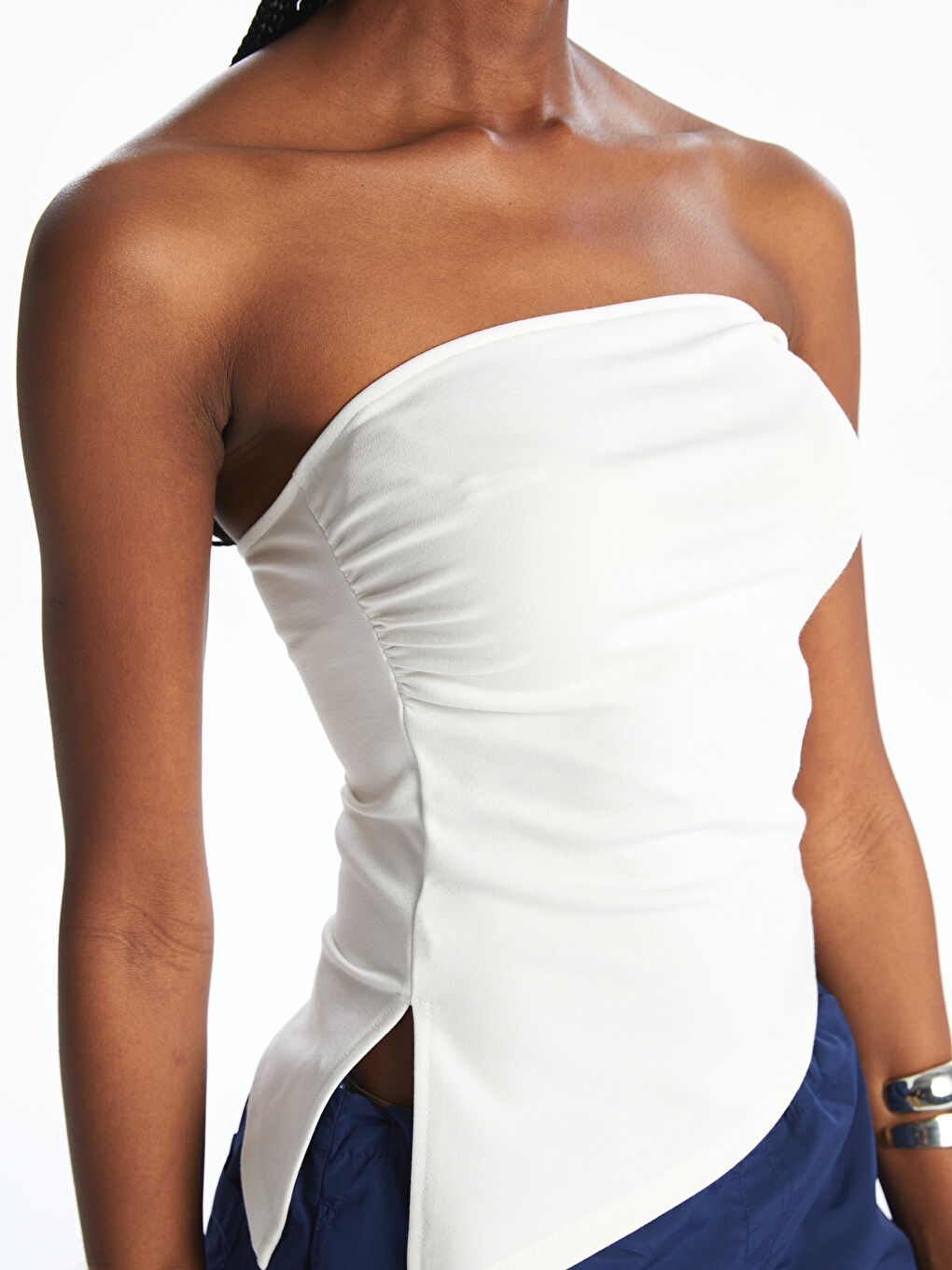 Beyaz Straplez Yaka Büzgülü Crop Bluz-2