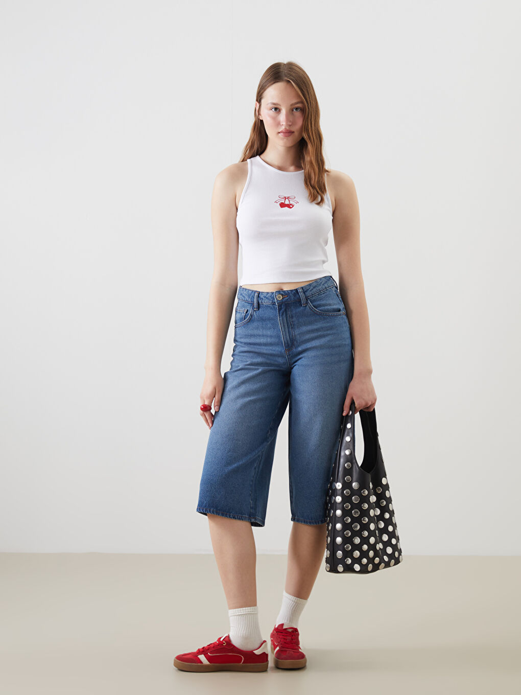 Beyaz Bisiklet Yaka Kiraz Baskılı Kadın Atlet-1