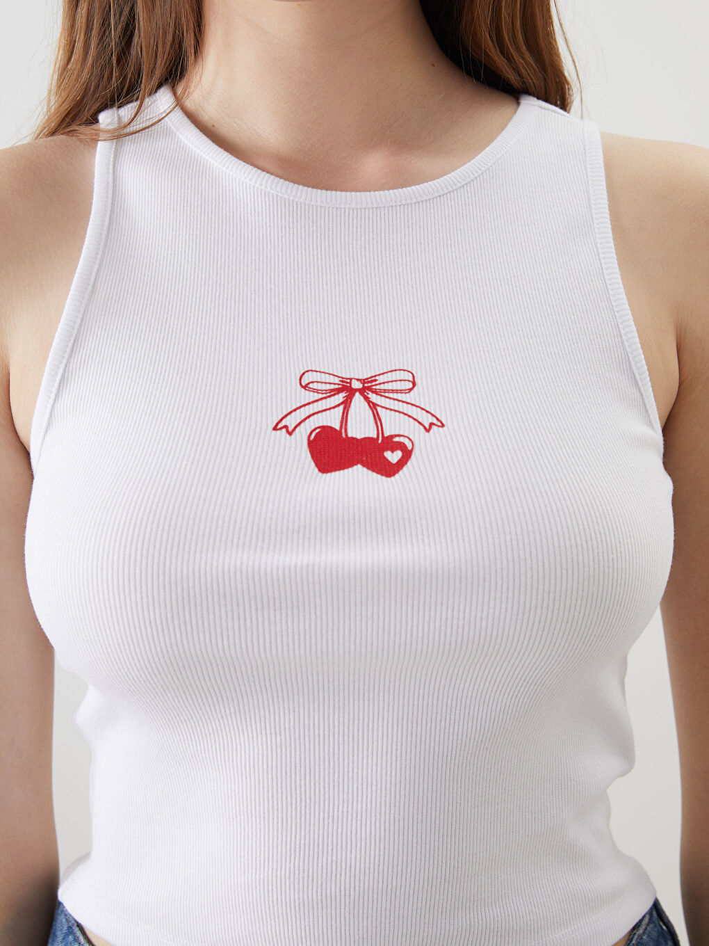 Beyaz Bisiklet Yaka Kiraz Baskılı Kadın Atlet-2