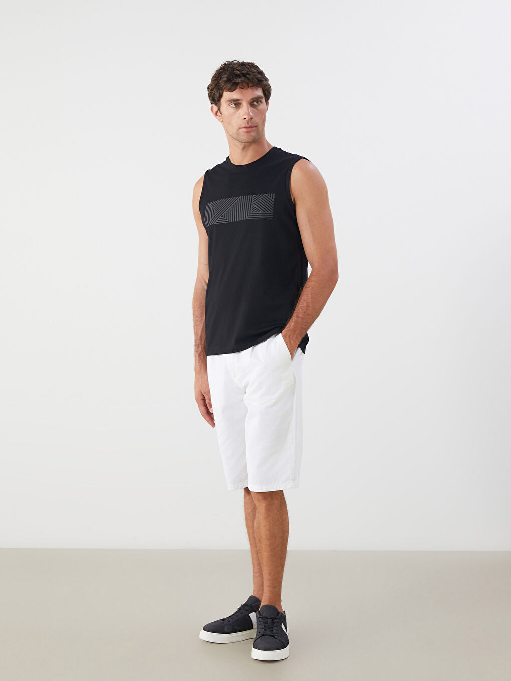 Siyah Bisiklet Yaka Baskılı Erkek Kolsuz Tişört-1