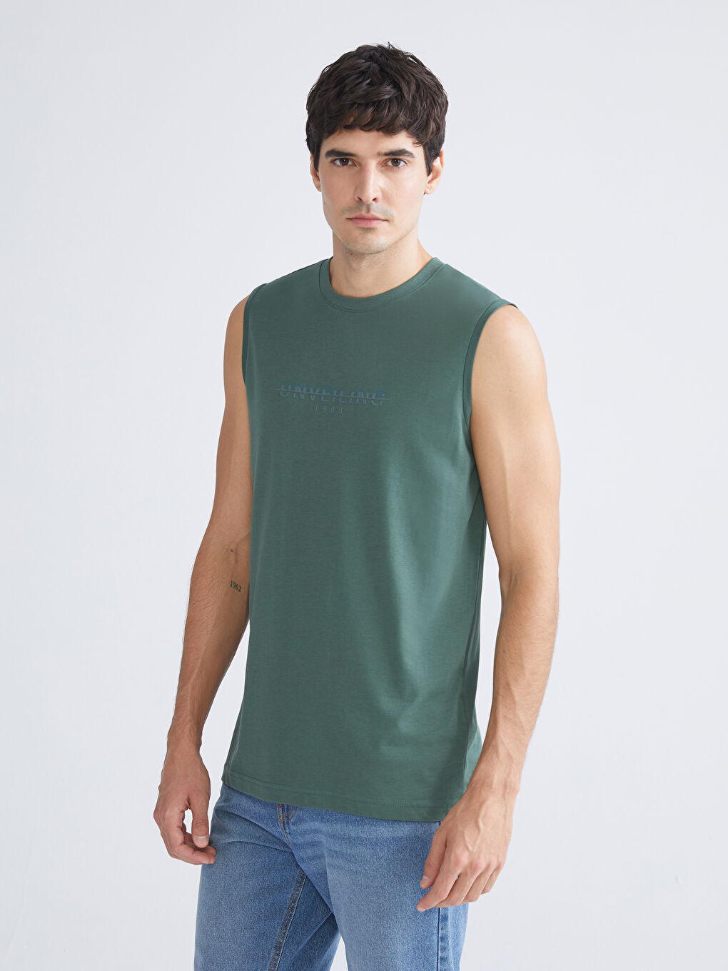 LCWAIKIKI كلاسيك تیشێرتی بێ قۆڵ چاپکراوی یه‌خه‌ خڕ بۆ پیاوان -S5PK88Z8-HRV