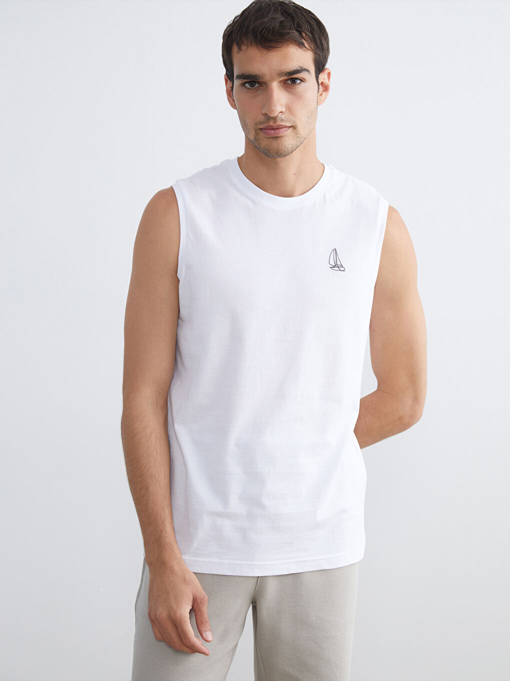 Beyaz Bisiklet Yaka Baskılı Erkek Kolsuz Tişört