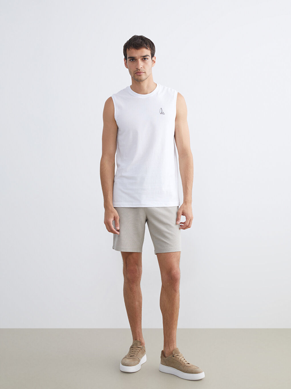 Beyaz Bisiklet Yaka Baskılı Erkek Kolsuz Tişört-1