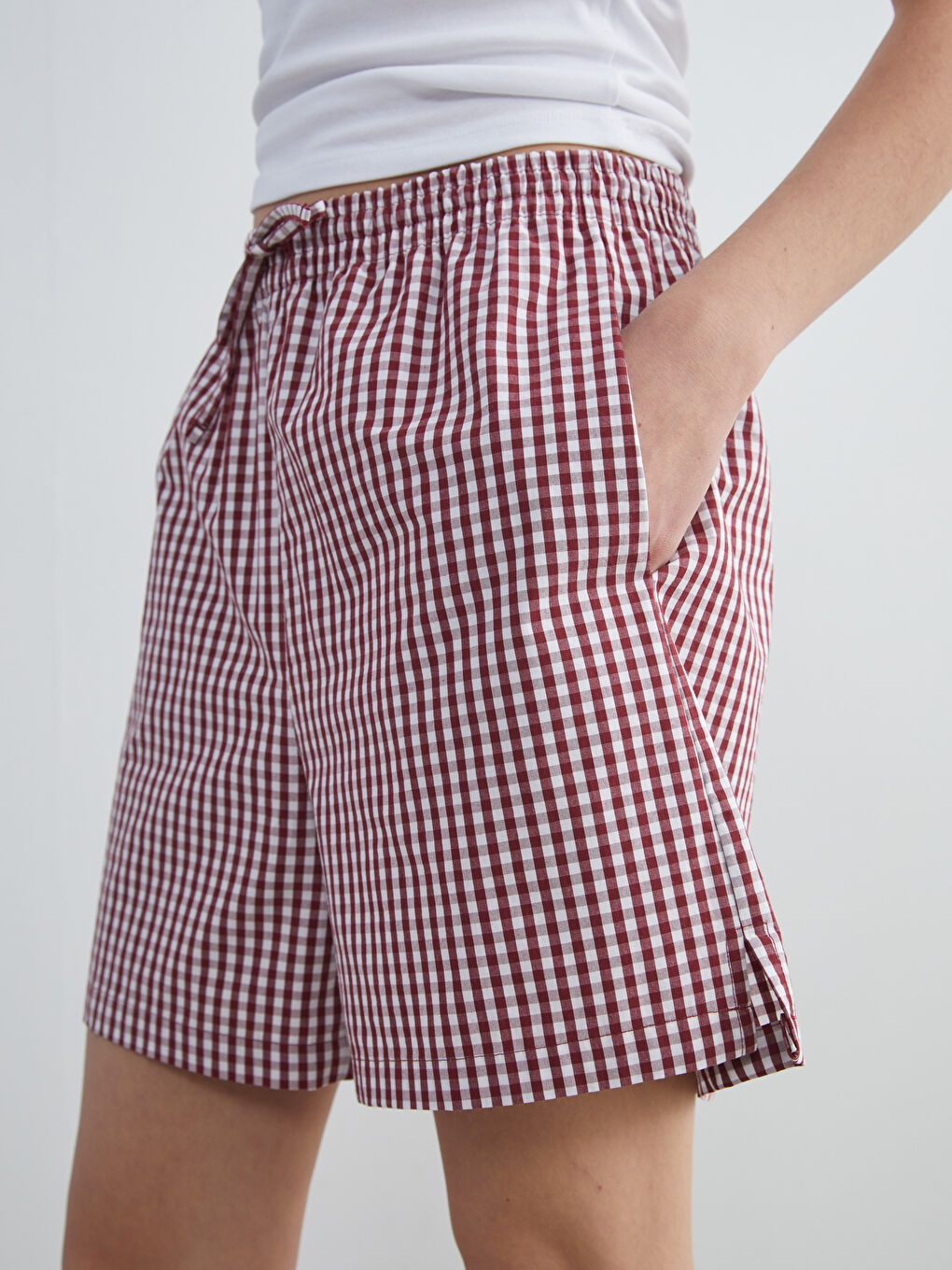 Kırmızı Beli Lastikli Ekose Kadın Şort-2