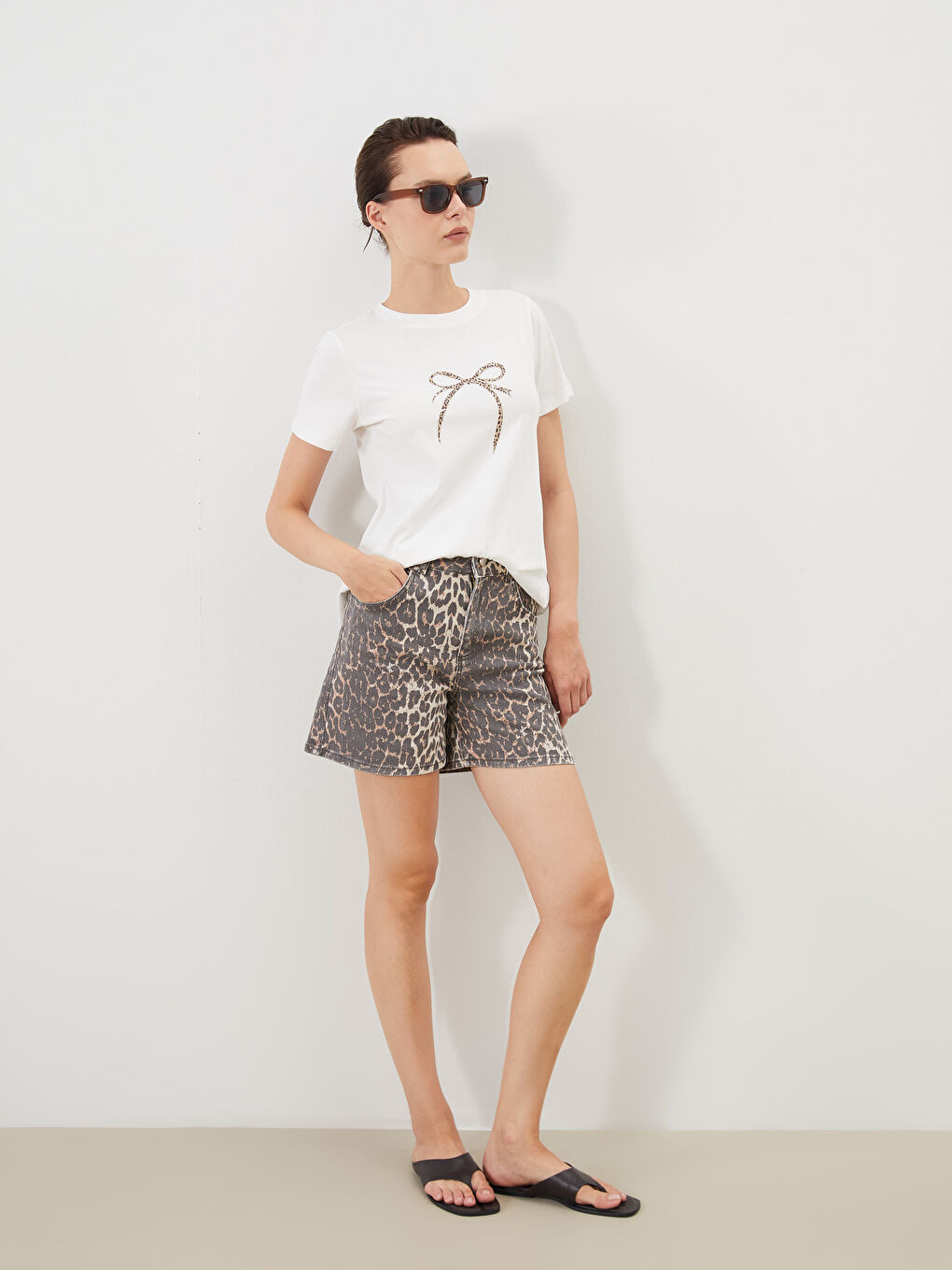 Kahverengi Leopar Desenli Kadın Jean Şort-1