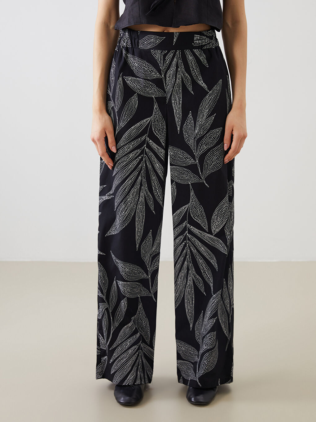 LCWAIKIKI Classic Elasticated Waist Floral Women's Trousers -S5PM80Z8-LQJ