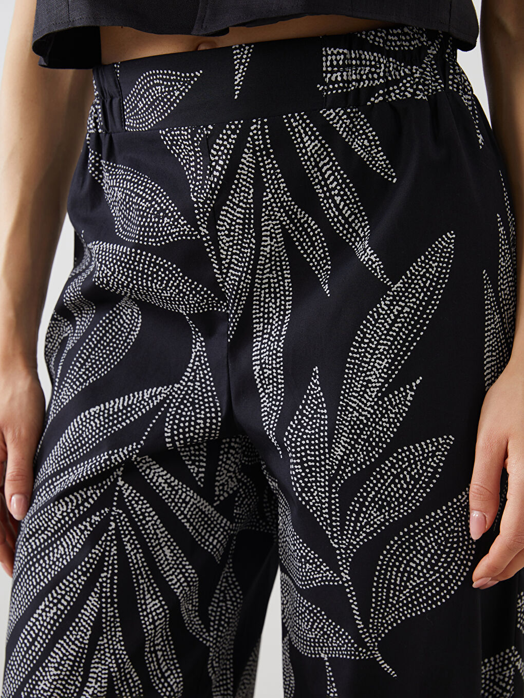 LCWAIKIKI Classic Elasticated Waist Floral Women's Trousers -S5PM80Z8-LQJ